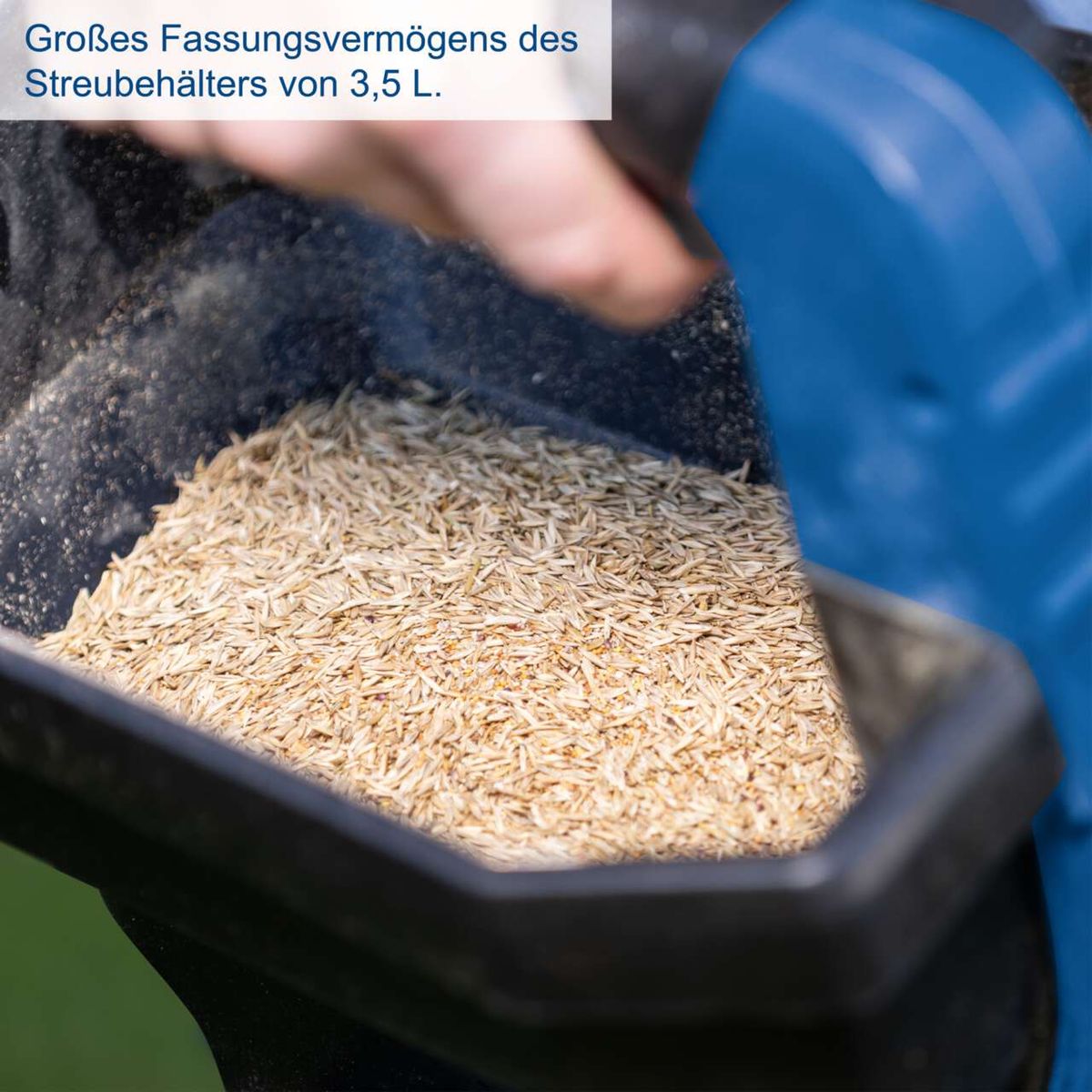 Der Akku-Handstreuer C-GSP800-X von Scheppach hat ein Fassungsvermögen von 3,5 Litern. Die Streubreite beträgt 5 Meter und die Flächenleistung 800 Quadratmeter.