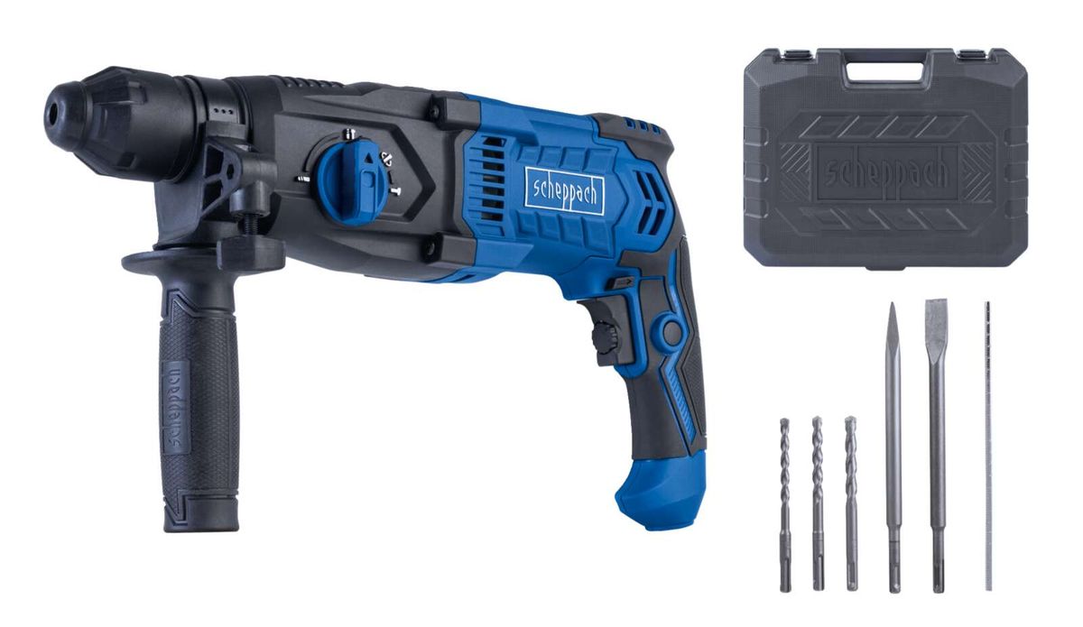 Elektro-Bohrhammer DH2260 von Scheppach, seitlich von links gezeigt. Enthalten sind fünf Bohrer und ein Kunststoffkoffer.