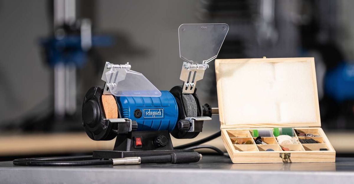 Doppelschleifer HG35 von Scheppach mit flexibler Welle, inklusive Zubehörbox und Schleifscheiben. Gezeigt von der Seite.