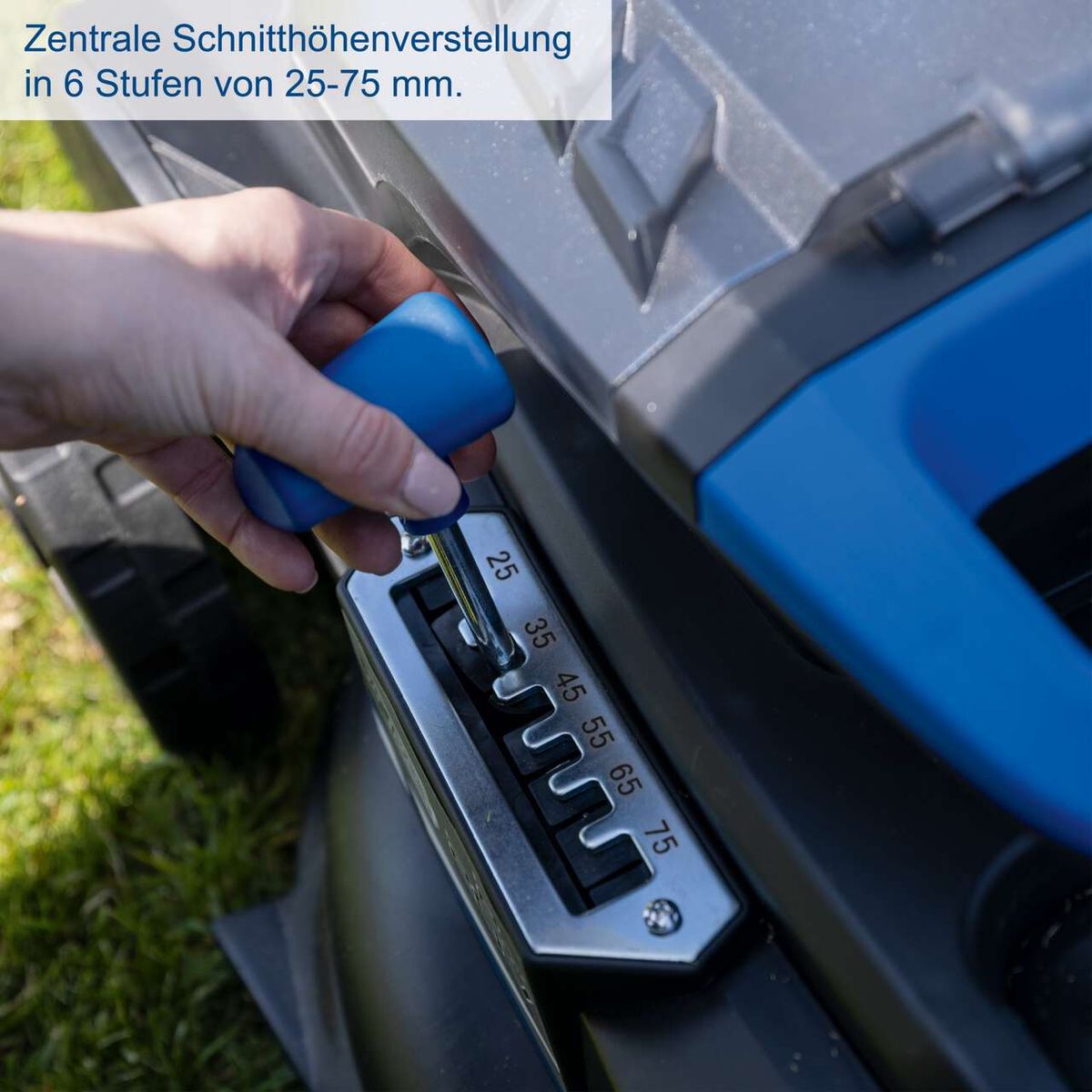 Der Akku-Rasenmäher BC-MP430-X von Scheppach bietet eine zentrale Schnitthöhenverstellung in 6 Stufen von 25-75 mm. Die Einstellung erfolgt bequem per Hebel.