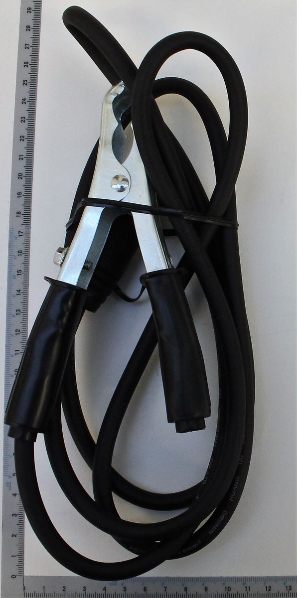Ein 6mm², 1,8m langes Massekabel von Scheppach, gezeigt von der Seite neben einem Lineal zur Größenveranschaulichung.