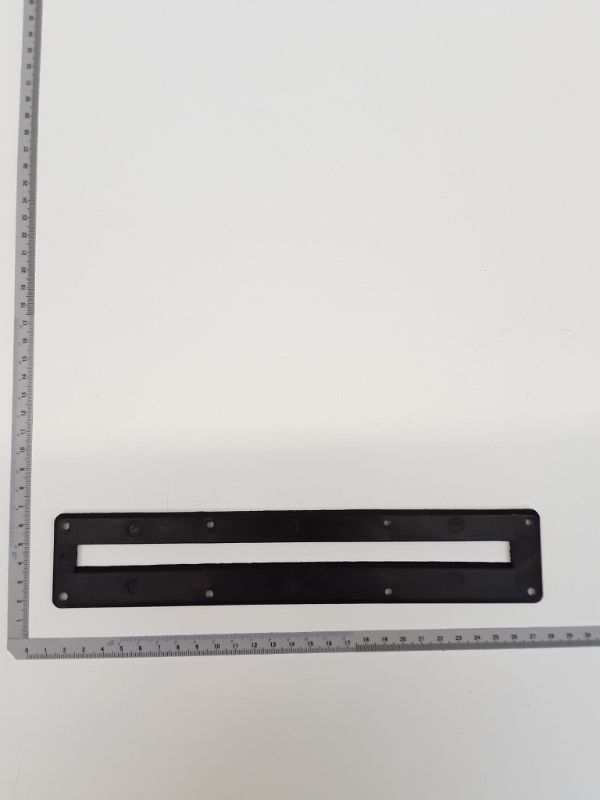 Tischeinlage von Scheppach, gezeigt von der Seite mit einem Lineal zur Größenveranschaulichung.