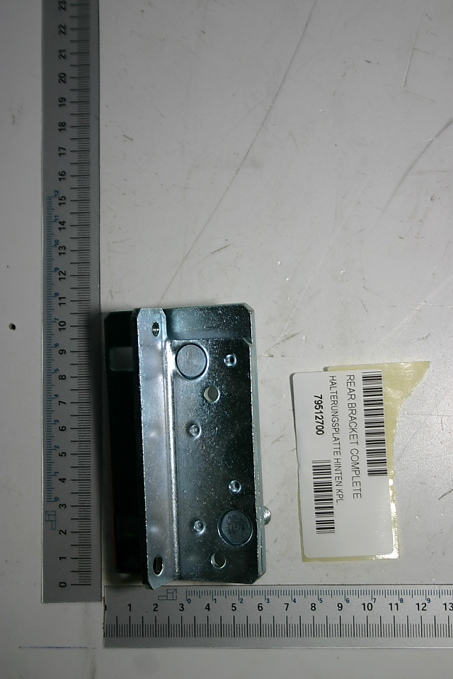 Halterungsplatte hinten kpl. von Scheppach, gezeigt von der Seite.