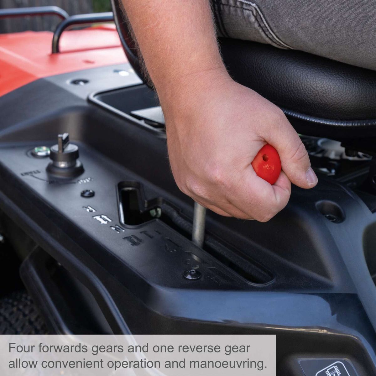 Der Benzin-Aufsitzrasenmäher MR200-61 von Scheppach verfügt über vier Vorwärtsgänge und einen Rückwärtsgang für bequeme Bedienung und Manövrierfähigkeit.