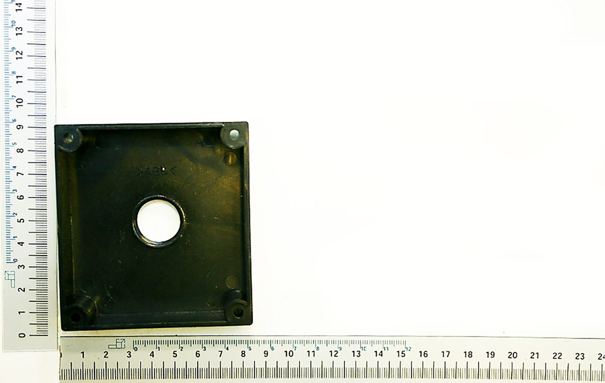 Steckergehäuse mit zentralem Loch und Befestigungslöchern für Montage