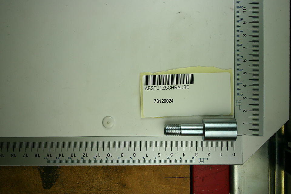Eine ABSTÜTZSCHRAUBE von Scheppach, Artikelnummer 73120024, gezeigt von der Seite neben einem Lineal zur Größenveranschaulichung.