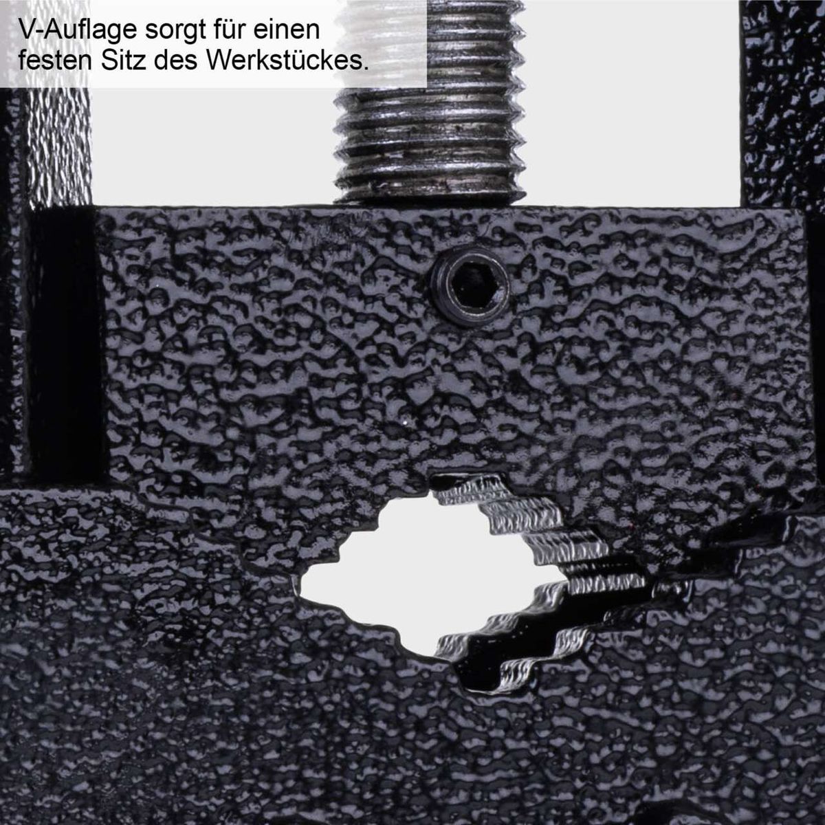 Der Rohrschraubstock SPV50 von Scheppach bietet eine V-Auflage für einen festen Sitz des Werkstücks.