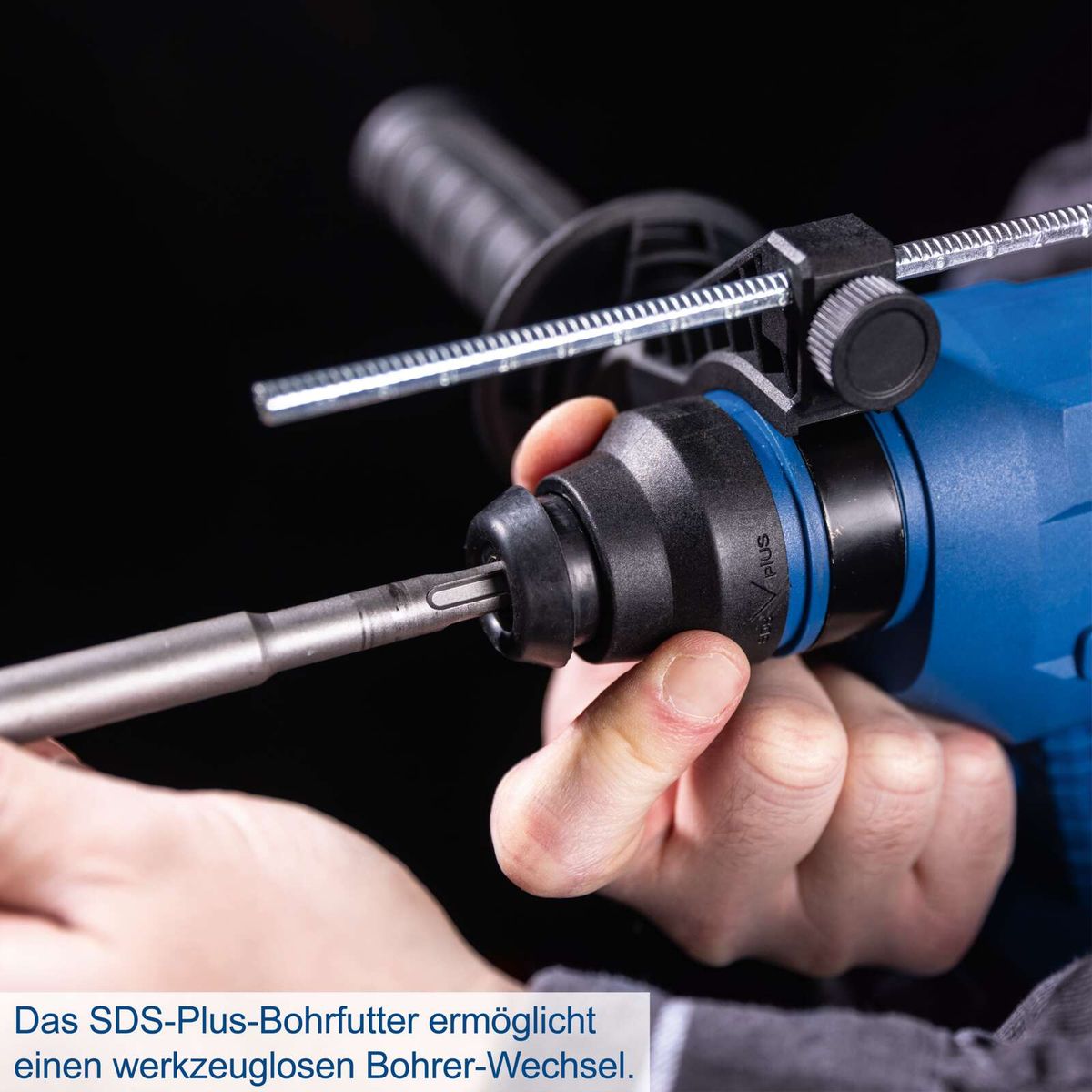Das SDS-Plus-Bohrfutter ermöglicht einen werkzeuglosen Bohrer-Wechsel. Die Akku-Bohrhammer BC-RHD230-X - SET S von Scheppach bietet einfache Handhabung und schnellen Bohrerwechsel ohne zusätzliches Werkzeug.