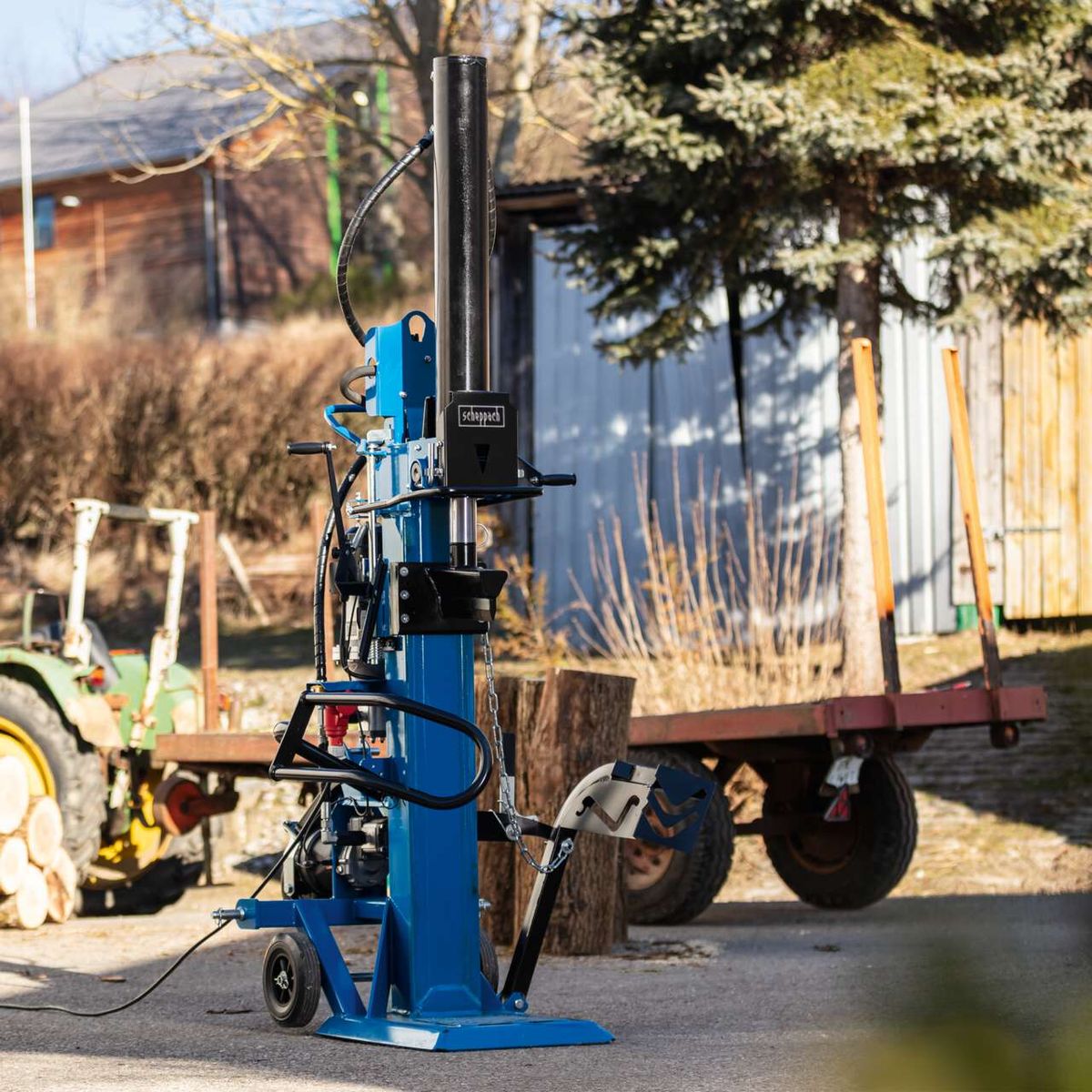 Holzspalter HL2550GM Scheppach mit 25t Druckkraft, 400V Motor und Zapfwelle, spaltet Meterholz bis 110cm, inkl. Fahrvorrichtung.