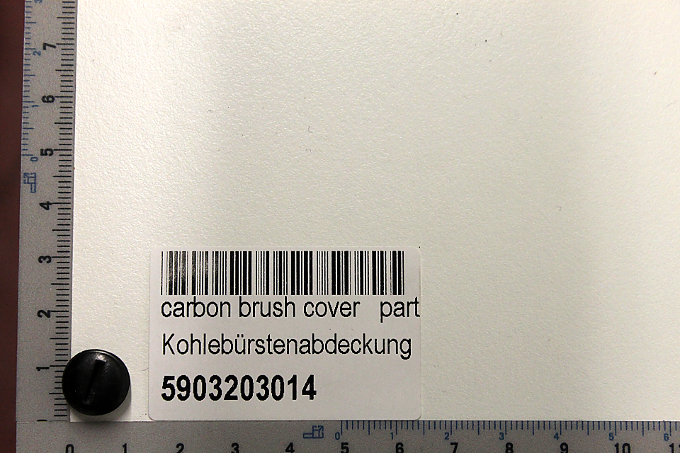 Kohlebürstenabdeckung Teil o.Abb. M12x1, Artikelnummer 5903203014. Das Teil liegt auf einem Lineal neben einem schwarzen Kugelkopf.