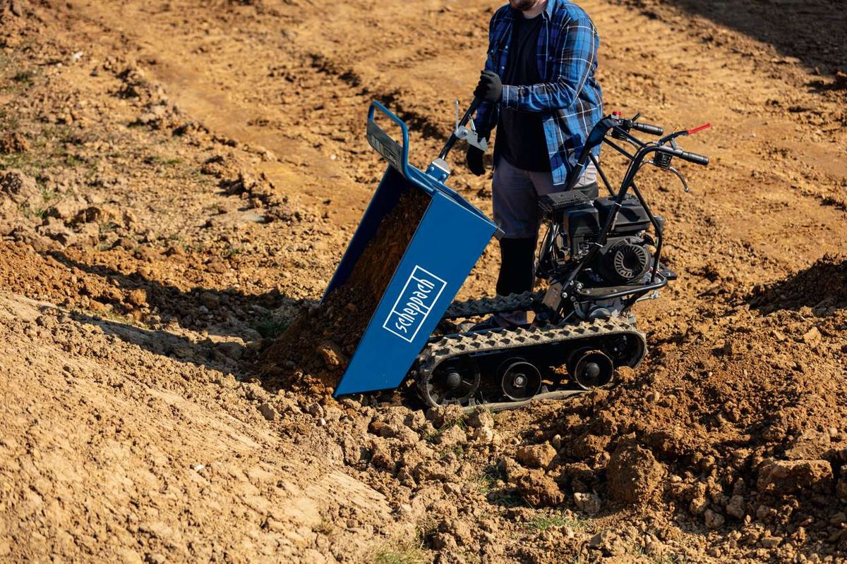 Scheppach Benzindumper DP4500 mit Arbeitsbühne auf offener Erde