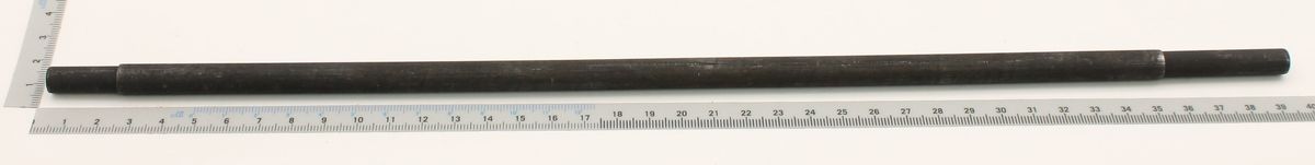 Ein schwarzer Metallstab mit einer Messskala im Hintergrund. Der Stab ist etwa 39 Zentimeter lang und liegt parallel zur Skala. Die Skala zeigt Zentimeter und Millimeter an.