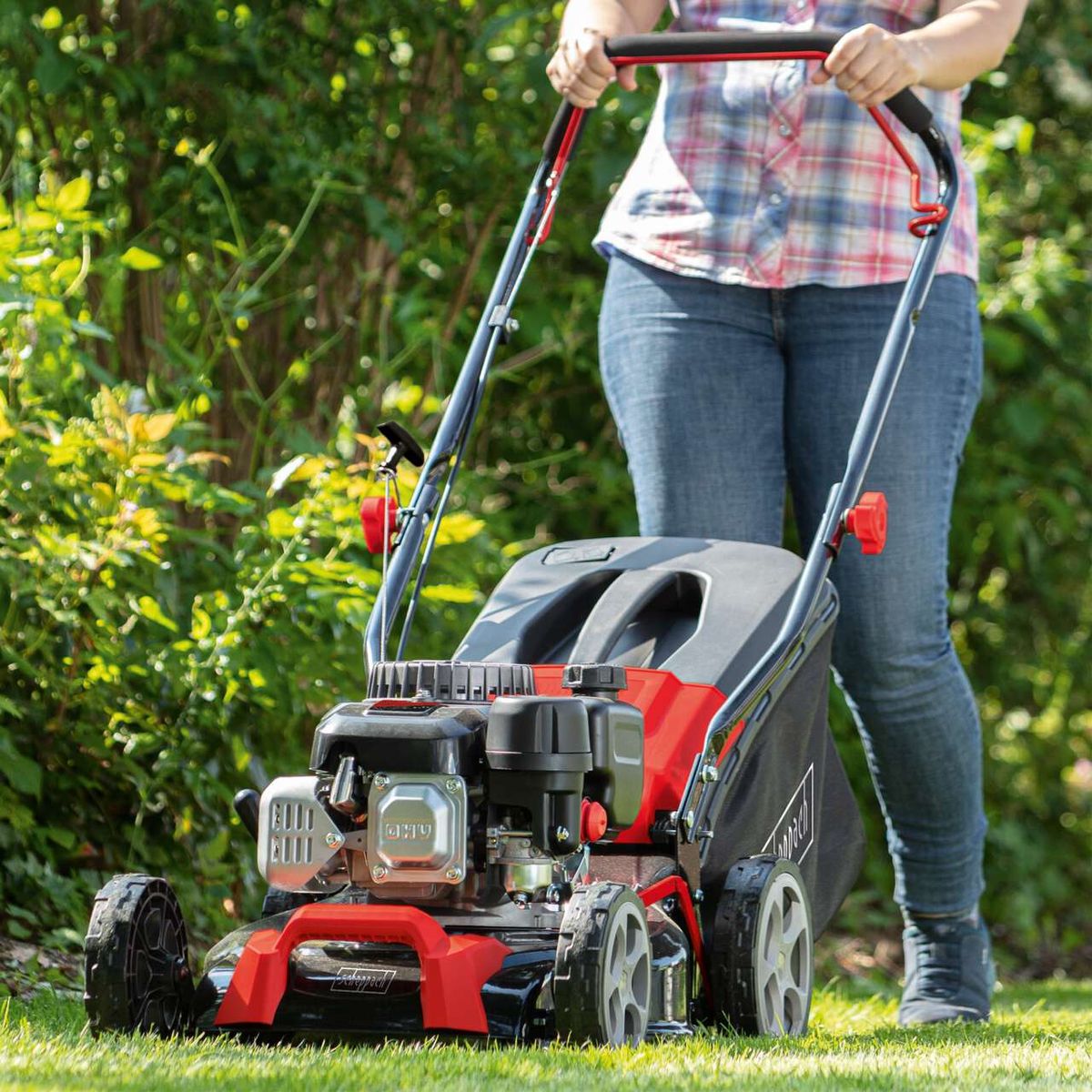 Der Benzin Rasenmäher MP135-42 Scheppach hat eine Schnittbreite von 42 cm, einen 55 Liter Fangkorb und eine 3 PS starke Motorleistung.