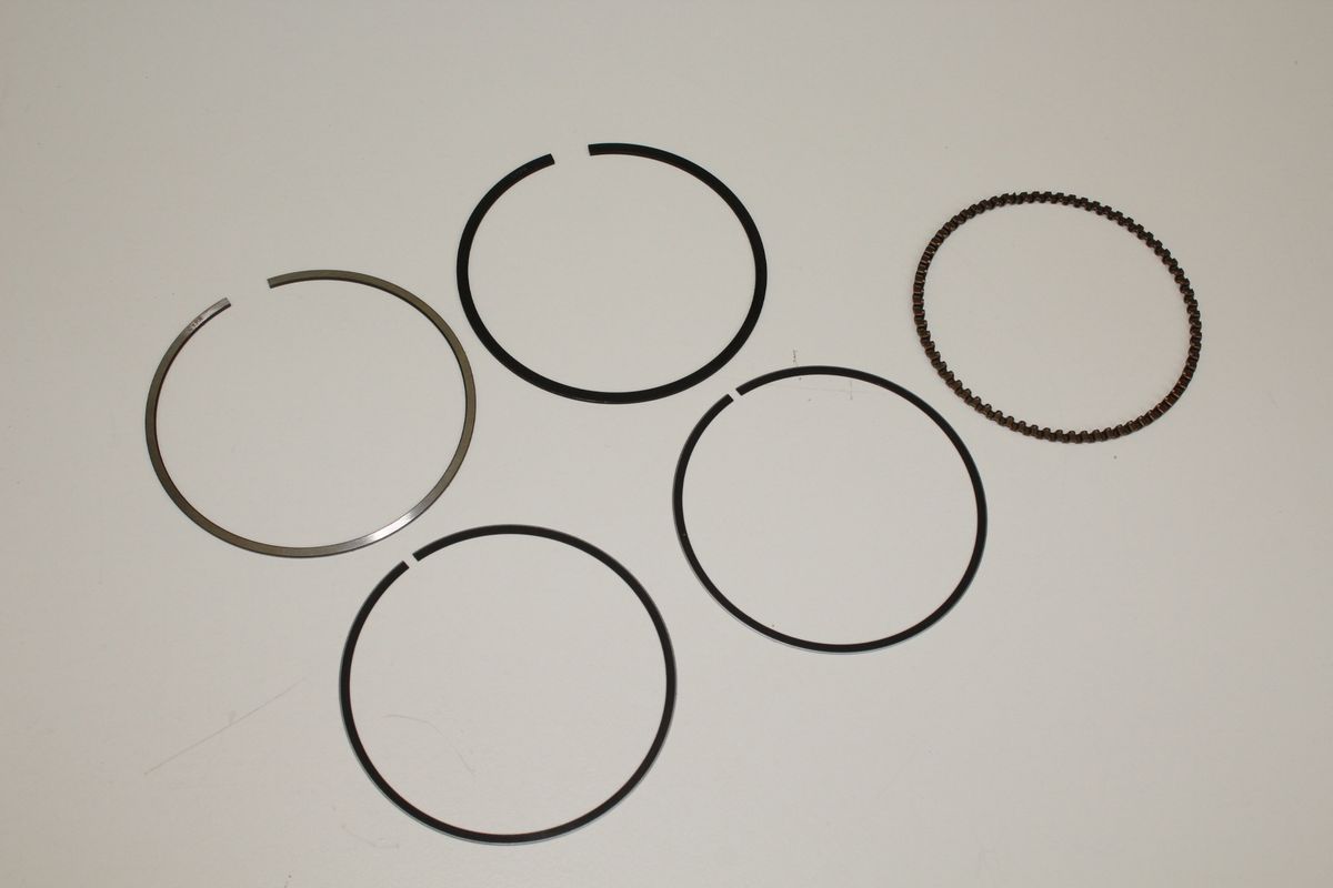 Kolbenringe (Set) – Detailansicht von Einzelringen für Maschinenkomponenten