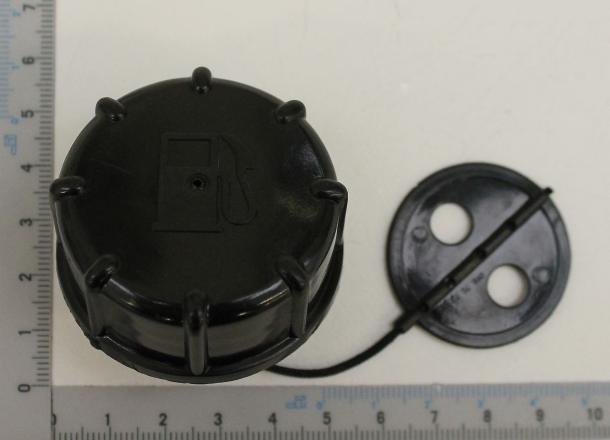 Tankdeckel kpl. Ø48 von Scheppach. Gezeigt von oben mit Messskala zum Größenvergleich.