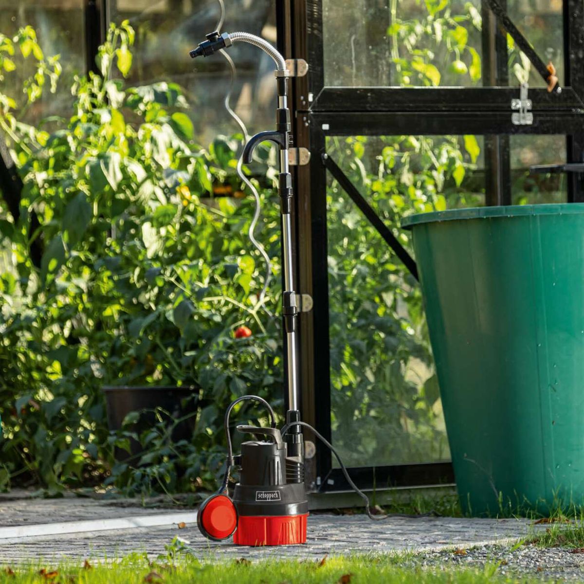 Die Regenfasspumpe RBP350 von Scheppach hat eine Fördermenge von 5500 Litern, einen Pumpendruck von 1,1 bar und eine 2-in-1-Funktion. Sie eignet sich ideal für die Bewässerung von Gärten und die Entleerung von Regenfässern.