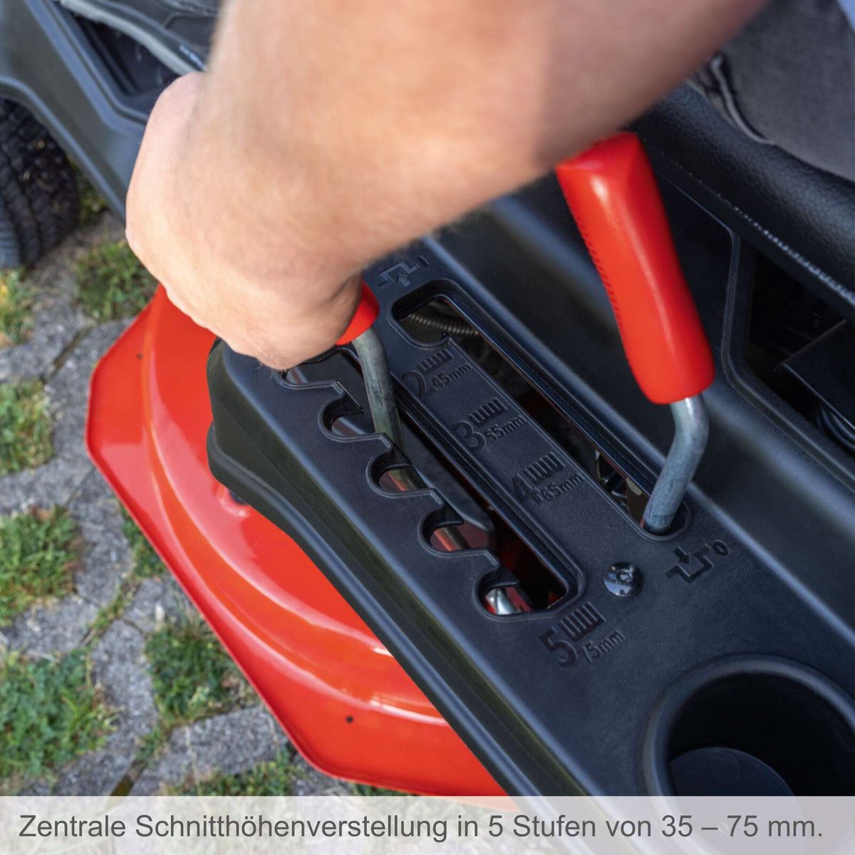 Der Benzin-Aufsitzrasenmäher MR225-61 von Scheppach verfügt über eine zentrale Schnitthöhenverstellung in 5 Stufen von 35 bis 75 mm.