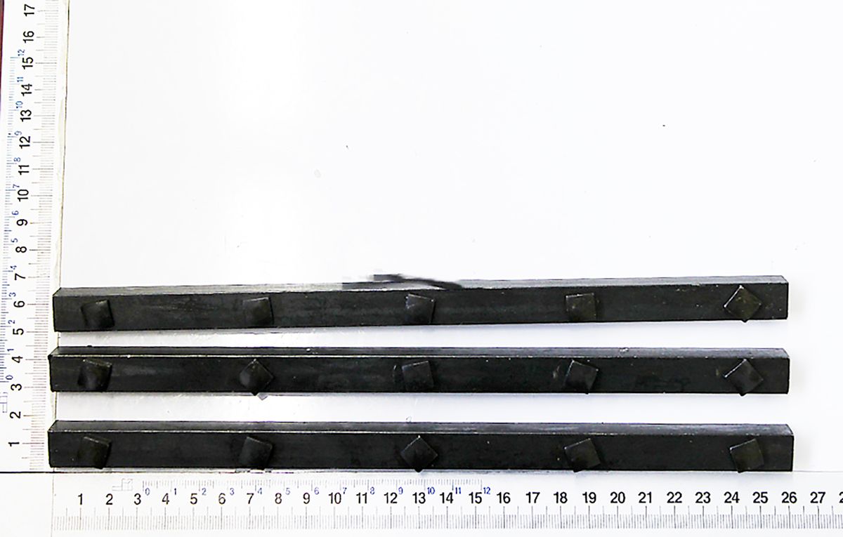 Scheppach Keilleiste, drei Stück mit Schrauben, von der Seite betrachtet.