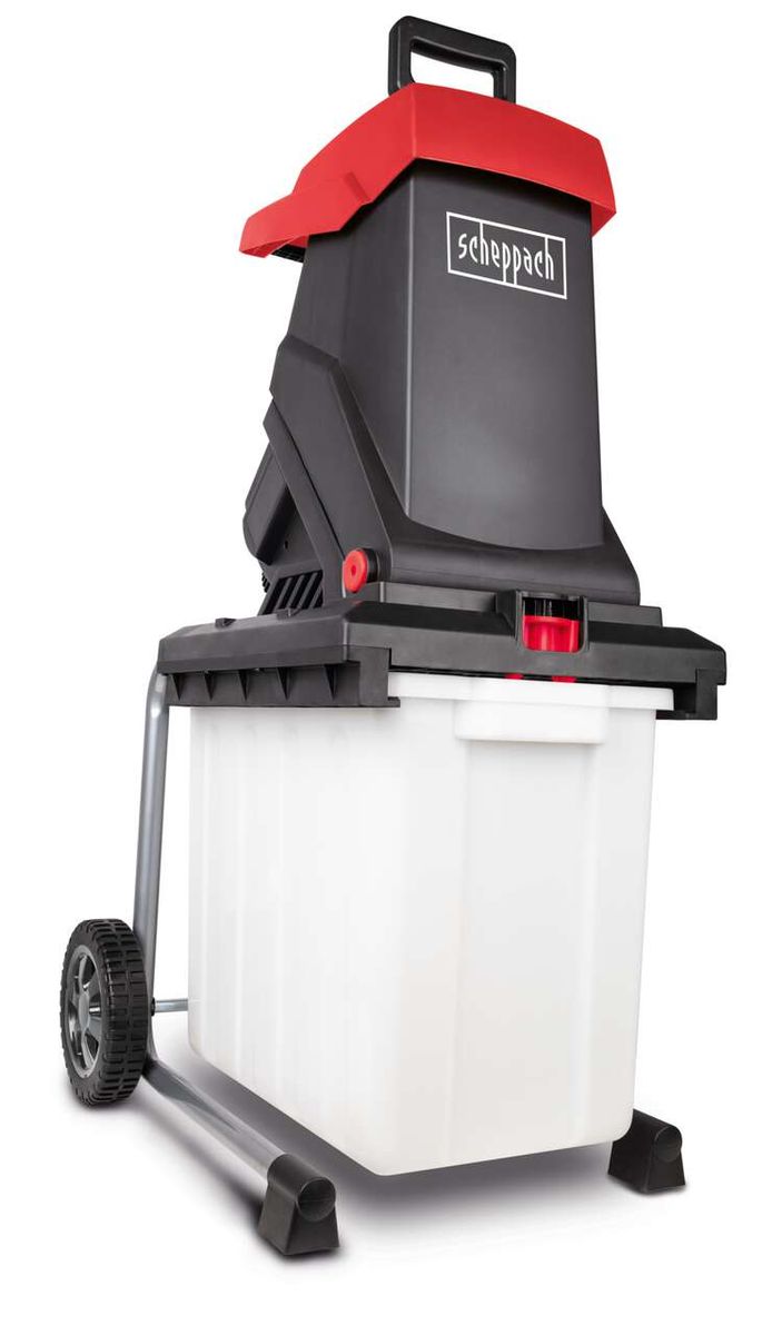 Der Häcksler GS59 von Scheppach ist von der Seite zu sehen. Der Häcksler hat einen großen Auffangbehälter und einen Handgriff zum Transport. Das Gerät ist auf einem hellen Untergrund platziert.