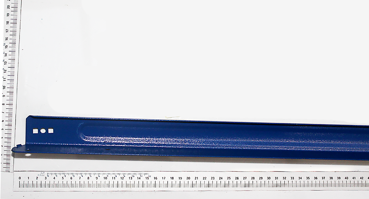 Längsstrebe blau RAL5010, Teil 3. Die Strebe liegt auf einer Messskala und ist von der Seite zu sehen.