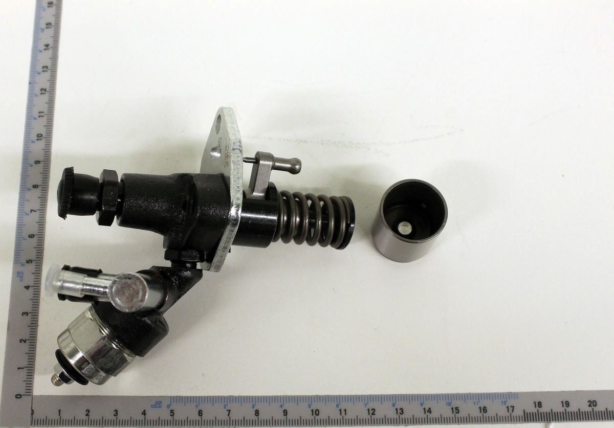 Kraftstoffpumpe von Scheppach, Ansicht von der Seite mit Messskala zum Größenvergleich.