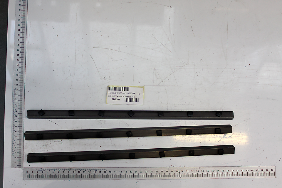 Drei Keilleisten mit je sechs Löchern, jeweils 400 mm lang. Die Keilleisten sind parallel zueinander angeordnet und werden von oben gezeigt.