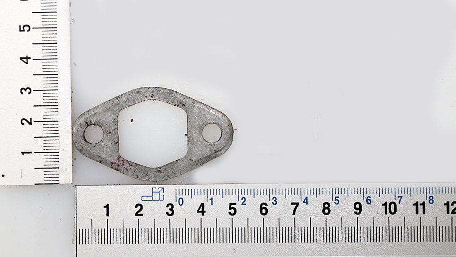 Ein grauer Luftfilter-Dichtring mit zwei Löchern, von der Seite betrachtet, neben einem Lineal zur Größenveranschaulichung.
