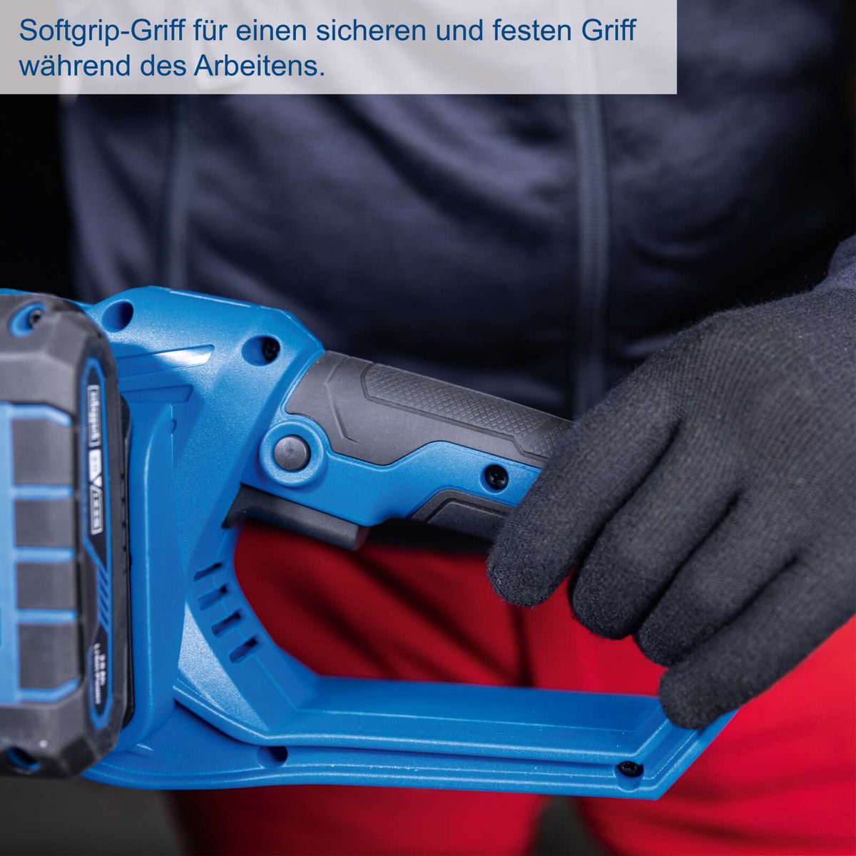 Die Akku-Kettensäge C-CS254-X von Scheppach verfügt über einen Softgrip-Griff für einen sicheren und festen Griff während des Arbeitens.