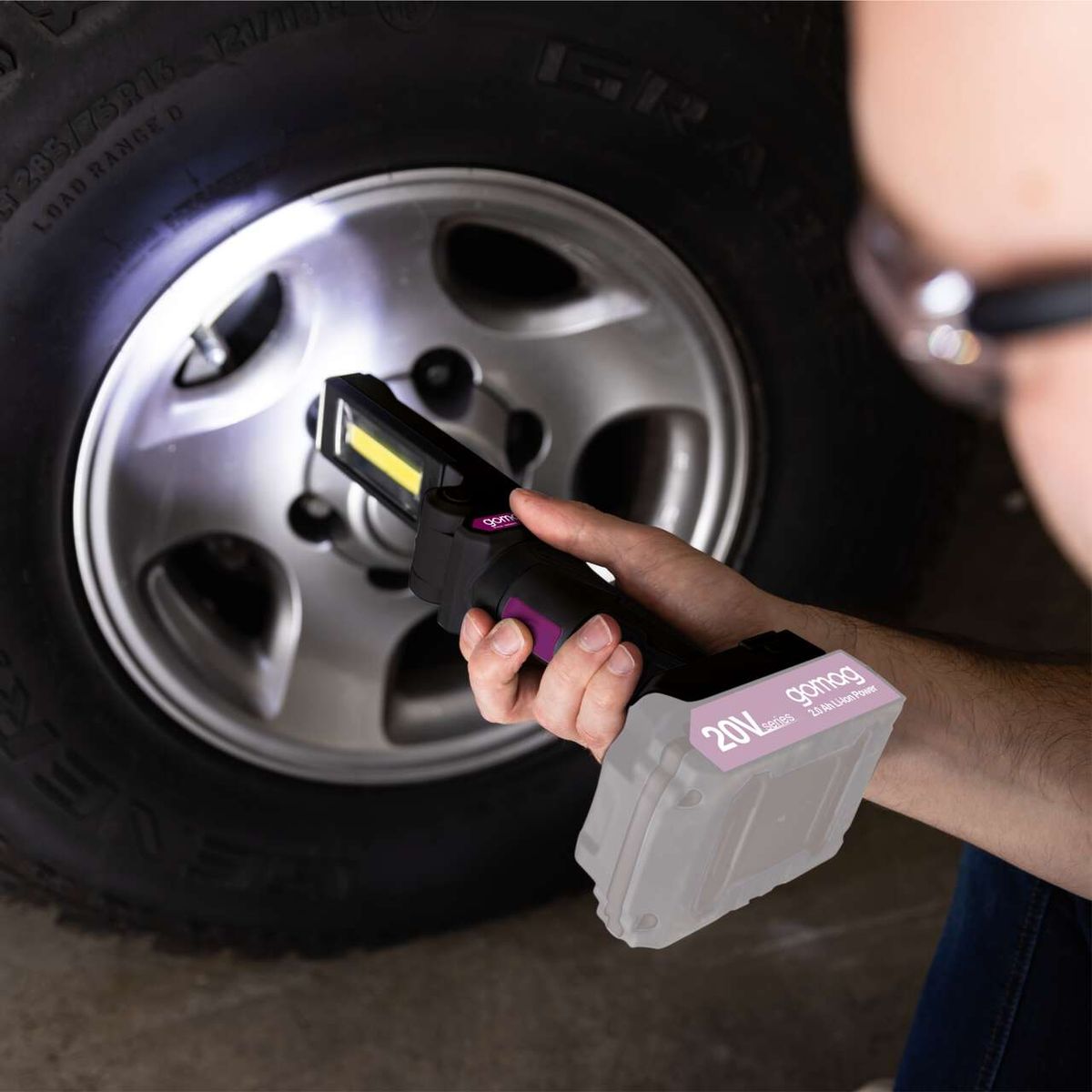 Die Akku-Arbeitsleuchte GO-AL20 gomag verfügt über eine 20V-Serie mit 2.0Ah Lithium-Power. Sie ist mit einem hellen Licht ausgestattet und bietet eine praktische Handhabung.