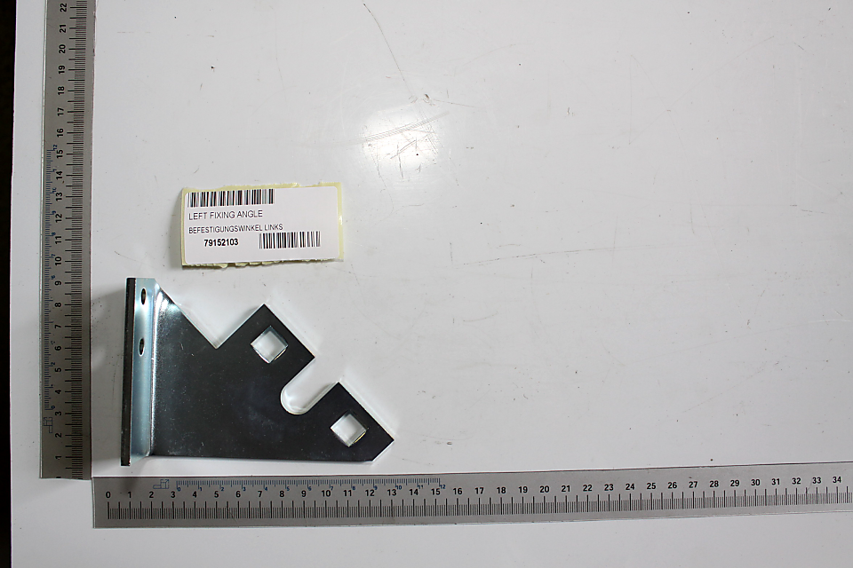Befestigungswinkel links 4x80x216/2, Ansicht von vorne, mit Maßstab zur Größenveranschaulichung.