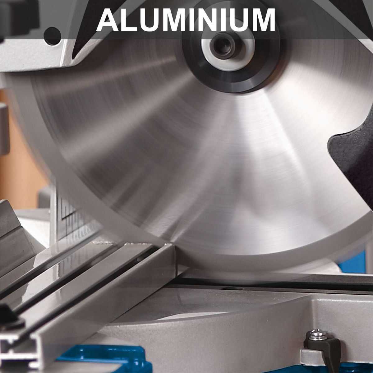 Die Kappzugsäge HM90MP von Scheppach bietet eine Schnittbreite von 340 mm und eine Schnitthöhe von 65 mm. Sie verfügt über 24 Zähne für präzise Schnitte.