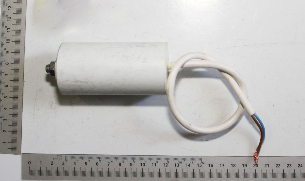 Elektrischer Kondensator mit integriertem Kabel und Anschlussklemmen