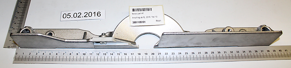 Ein Scheppach Anschlag ab Bj. 2015, von oben fotografiert. Die Länge beträgt 41 cm. Das Produkt hat die Artikelnummer 3901105101.