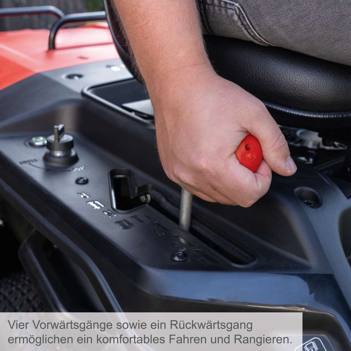 Der Benzin-Aufsitzrasenmäher MR200-61 von Scheppach bietet vier Vorwärtsgänge und einen Rückwärtsgang für komfortables Fahren und Rangieren.