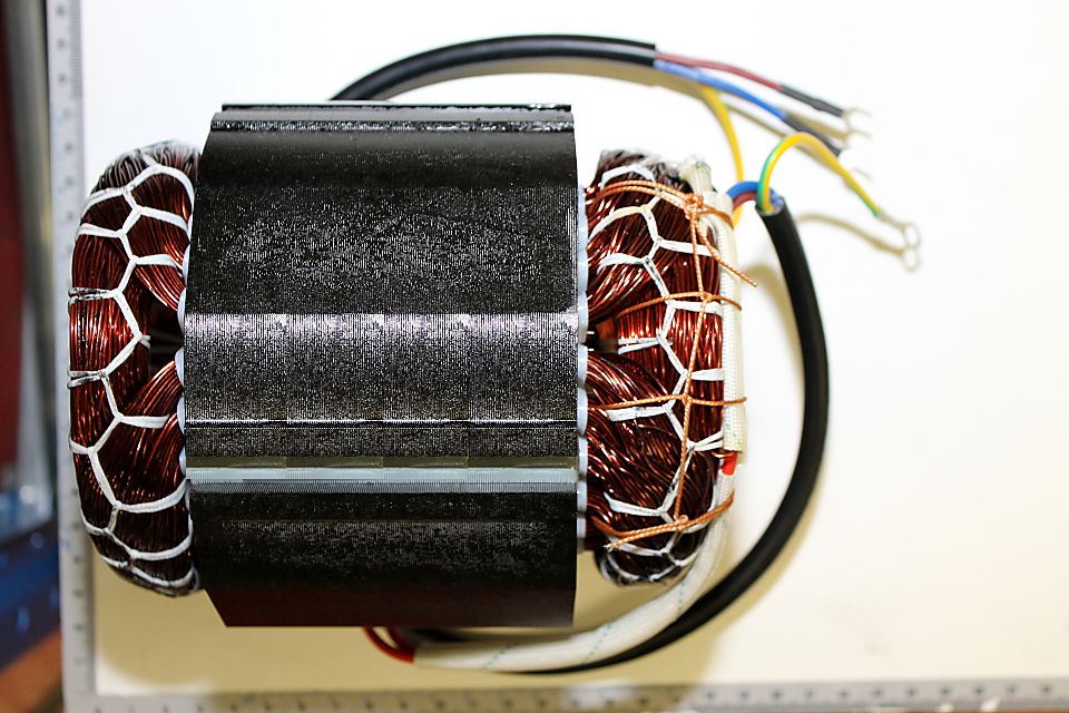 Scheppach-Stator mit gewickelten Spulen und Anschlüssen für mechanische Baugruppe