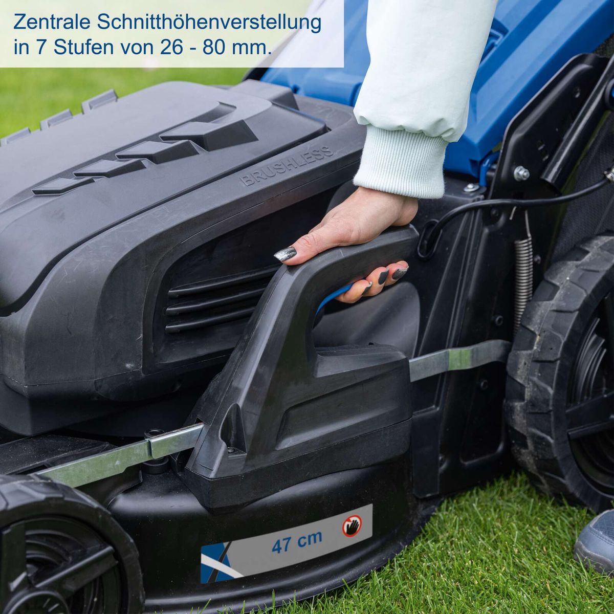 Der Akku-Rasenmäher BC-MP470-X von Scheppach bietet eine zentrale Schnitthöhenverstellung in 7 Stufen von 26 bis 80 mm. Die Schnittbreite beträgt 47 cm.