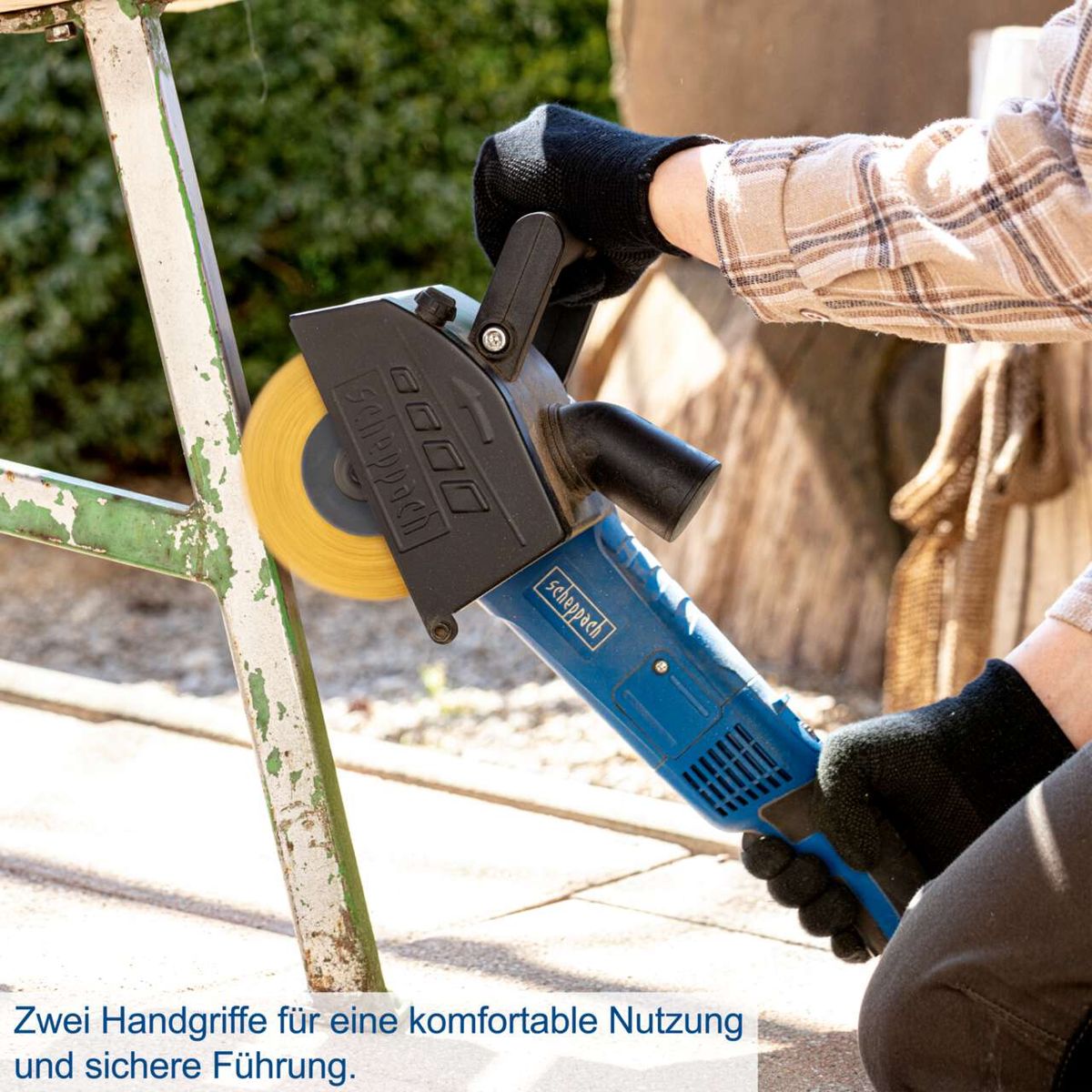 Der Universal-Renovierungsschleifer MRS1300 von Scheppach verfügt über zwei Handgriffe für eine komfortable Nutzung und sichere Führung.