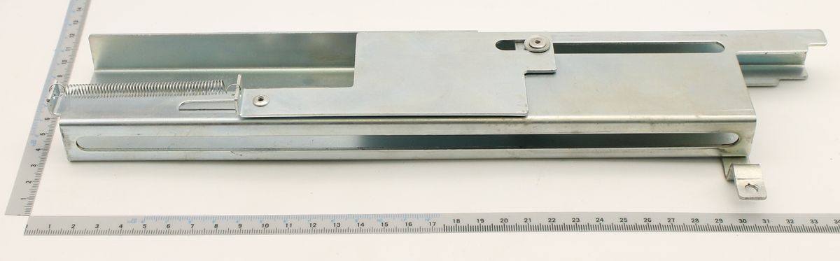 Scheppach-Sägeblattschutzteil mit integriertem Führungssystem für präzise Führung