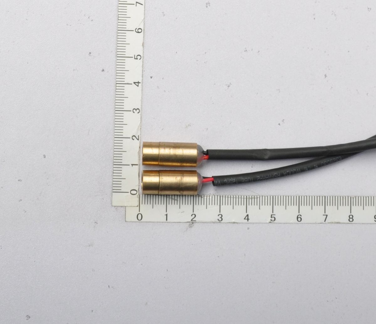 Scheppach-Lasereinheit LMM650P02 mit zwei Stücken, 3V DC, 650nm. Die Lasereinheit wird von der Seite gezeigt.