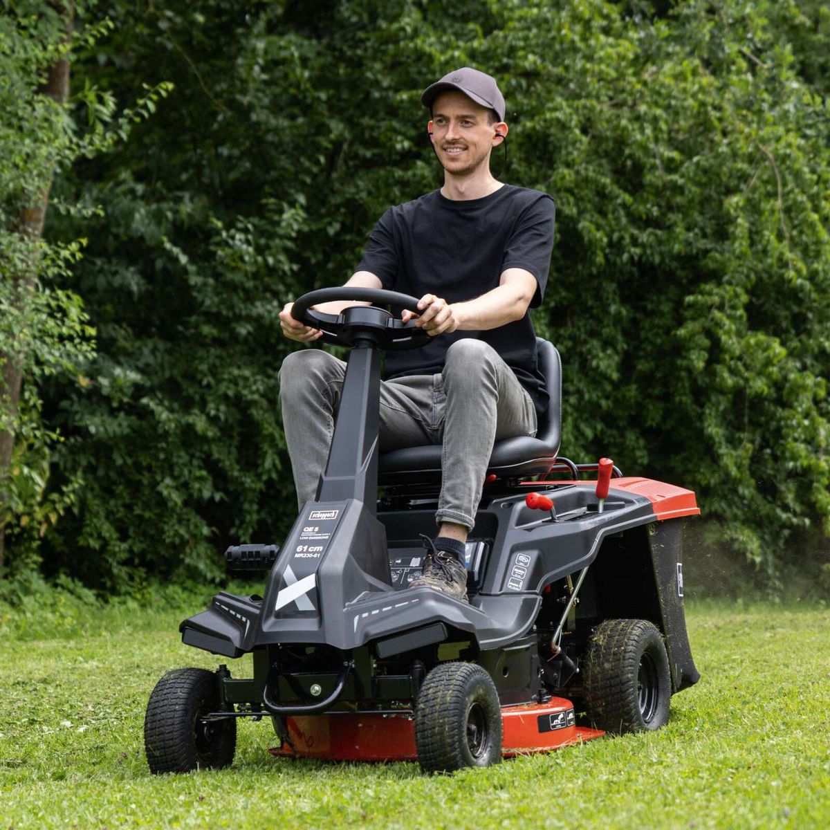 Scheppach Rasenmäher mit 61 cm Schnittbreite und 196 cm³ Motor. Modell MR230-61. Einfache Handhabung und robuste Bauweise für effizientes Mähen.