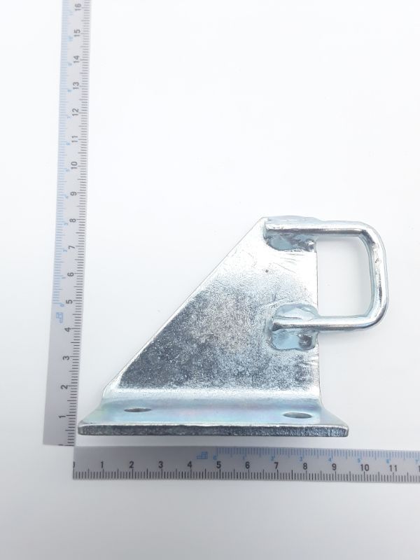 Aufhängewinkel vorne TJ315S03002 von Scheppach. Gezeigt von der Seite mit einem Lineal zur Größenveranschaulichung.