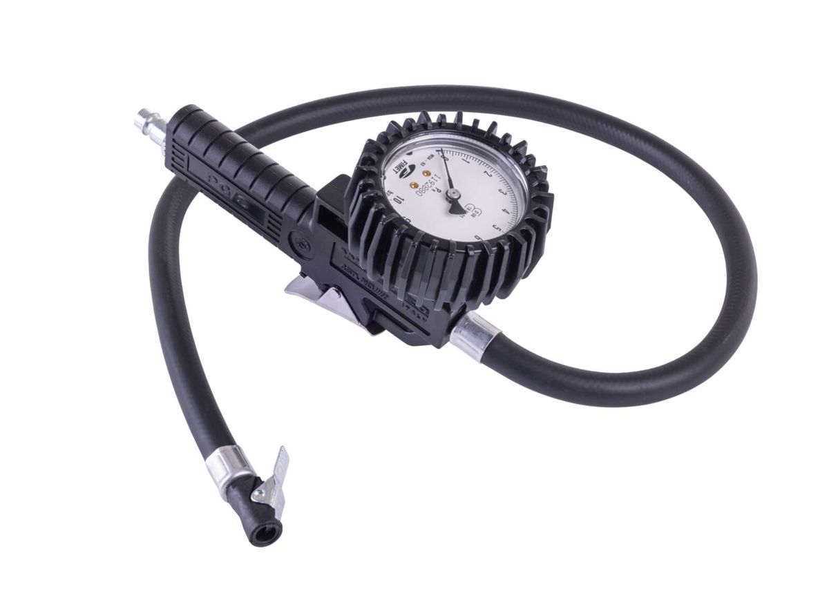 Reifendruckmesser von Scheppach, Ansicht von vorne mit Messskala und Schlauchanschluss.