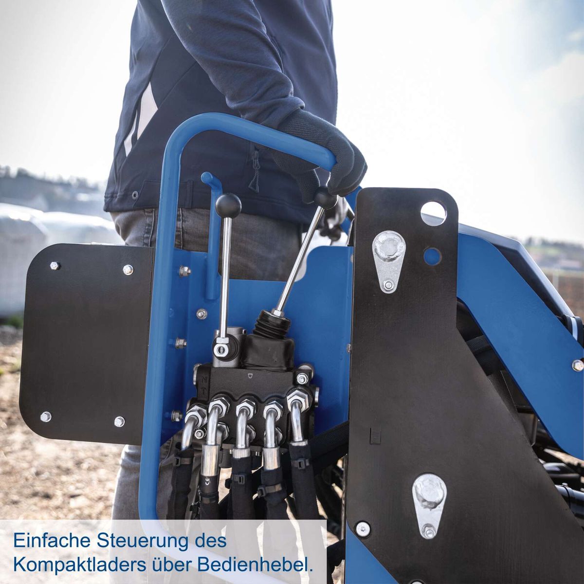Einfache Bedienung des Kompaktladers über Bedienhebel für ergonomische Steuerung