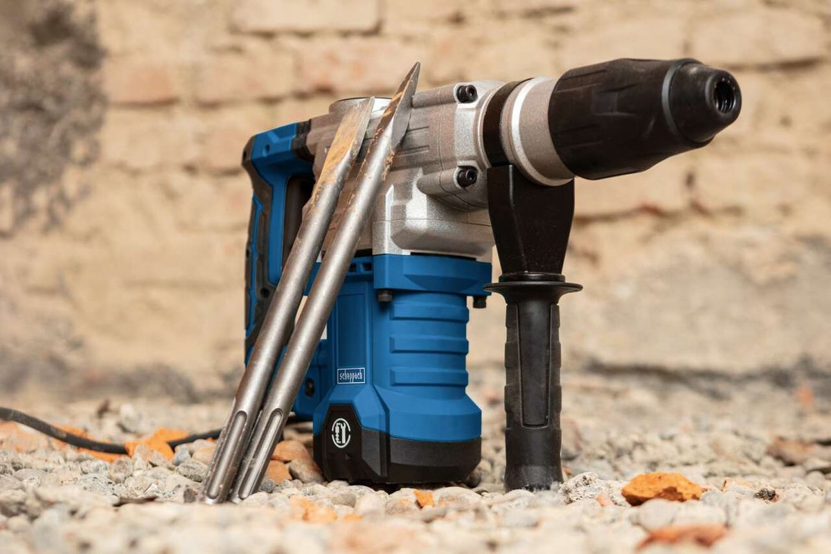 Bohrhammer DH1600Max Scheppach, seitliche Ansicht, mit Spitz- und Flachmeißel. Produktbild für Online-Shop.
