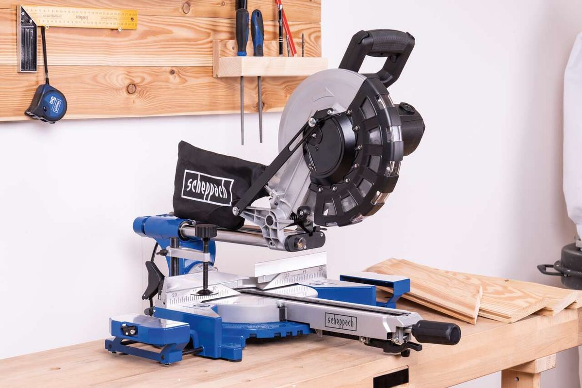 Scheppach Kappzugsäge HM254 mit Schutzdecke und Werkzeugaufhängung im Werkzeugkasten