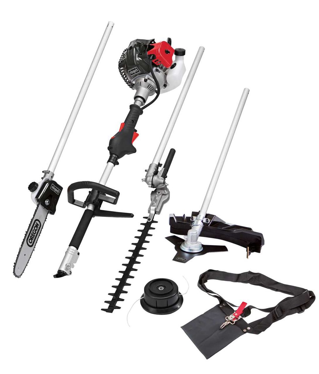 4in1 Multigartengerät MFH3300-4P von Scheppach. Gezeigt von der Seite mit verschiedenen Aufsätzen wie Motorsäge, Heckenschere, Trennschleifer und Rasenmäher. Dazu gehören ein Schultergurt und ein Bodenständer.