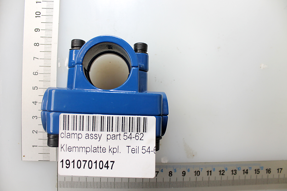 Ein blauer Scheppach-Klemmring mit der Bezeichnung 'clamp assy part 54-62' und der Artikelnummer 1910701047.