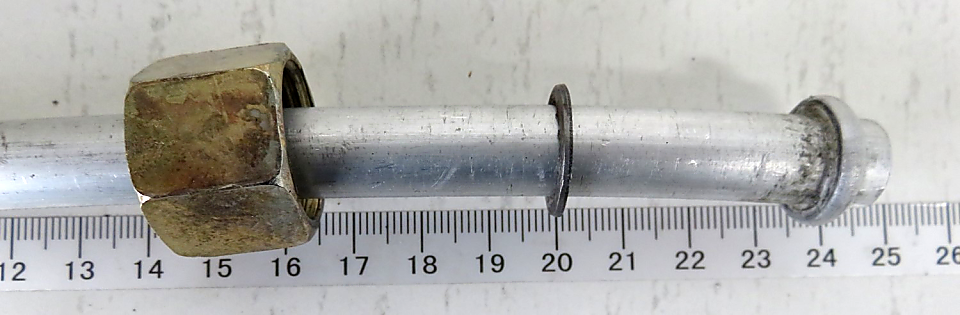 Luftleitung Teil 49, Teilnummer 3906123006, gezeigt von der Seite mit einem Maßstab im Hintergrund.