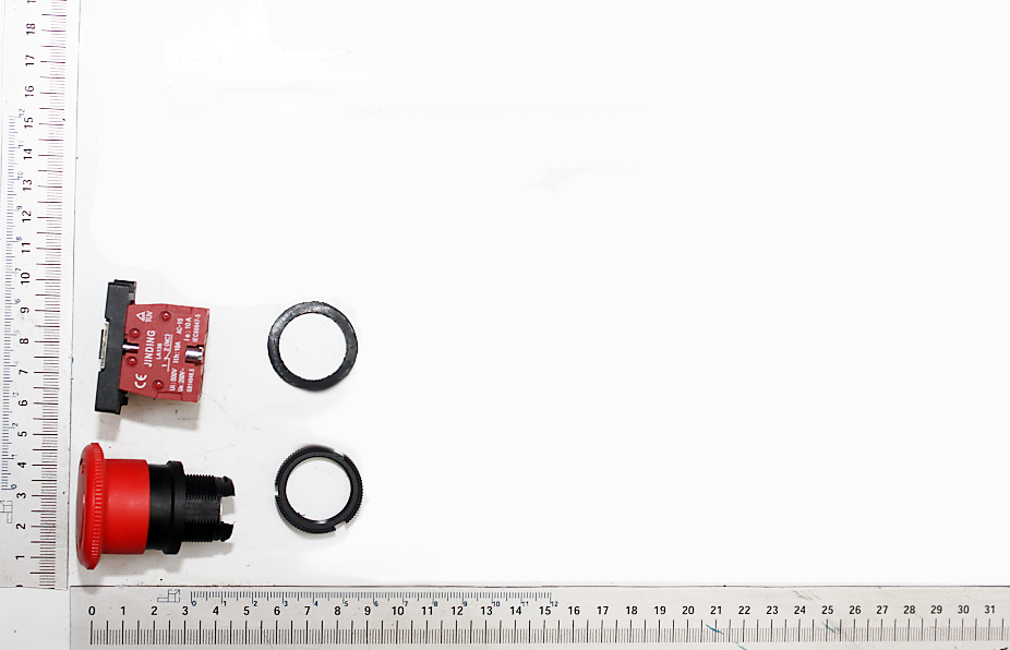 Not-Ausschalter von Scheppach mit Zubehörteilen. Der Schalter liegt auf einer Skala, die von 0 bis 31 Zentimeter reicht.