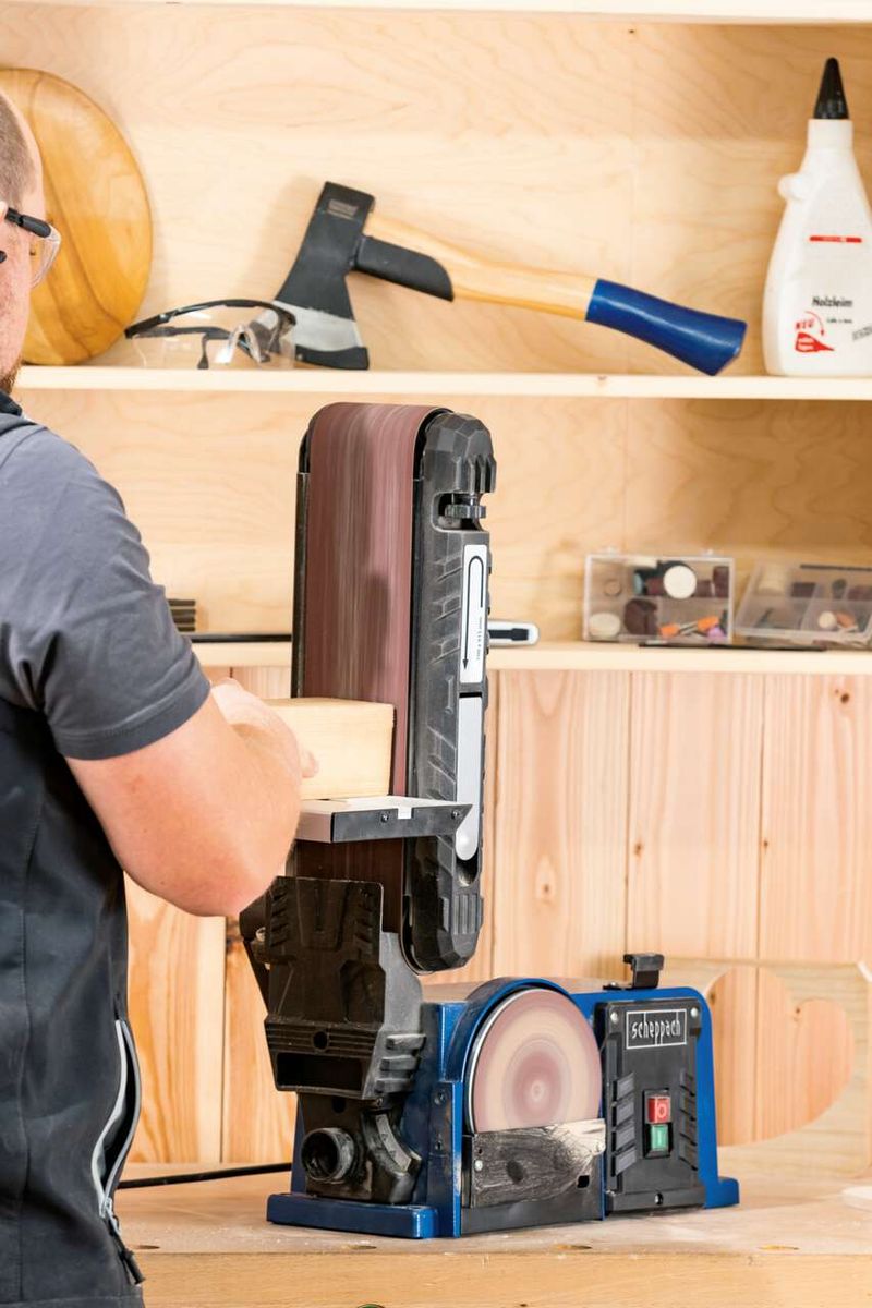 Bandschleifer mit Tellerschleifstation von Scheppach, Detailansicht beim Schleifen von Holz
